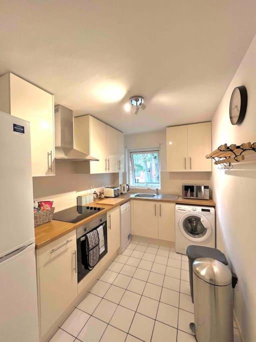 Beautiful Windsor 2 Bed, Perfect Location, 5 Mins Walk To Centre, Free Parking, Legoland, Ascotアパートメント エクステリア 写真