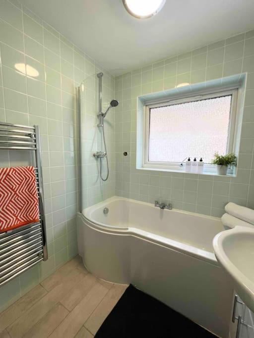 Beautiful Windsor 2 Bed, Perfect Location, 5 Mins Walk To Centre, Free Parking, Legoland, Ascotアパートメント エクステリア 写真
